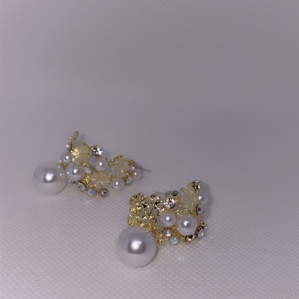 Elegant Gold and Pearl Earrings